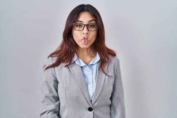 Mulher Negócios Jovem Hispânica Usando Óculos Fazendo Cara Peixe Com — Fotografia de Stock