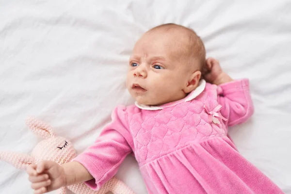 Sevimli Spanyol Bebek Yatak Odasında Oyuncakla Yatakta Yatıyor — Stok fotoğraf