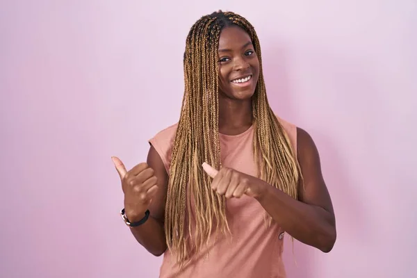 African American Woman Braided Hair Standing Pink Background Pointing Back — Photo