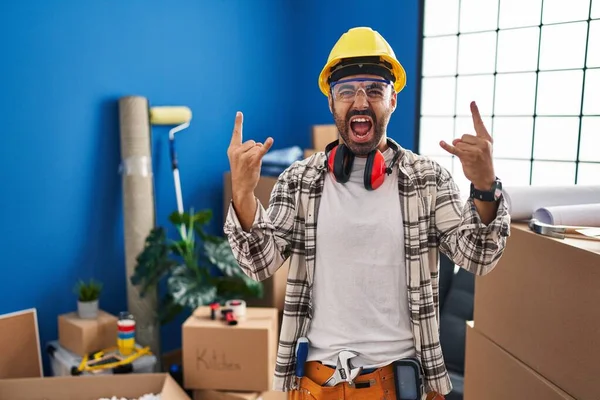 Mladý Hispánec Plnovousem Pracující Renovaci Domova Křičí Bláznivým Výrazem Dělá — Stock fotografie