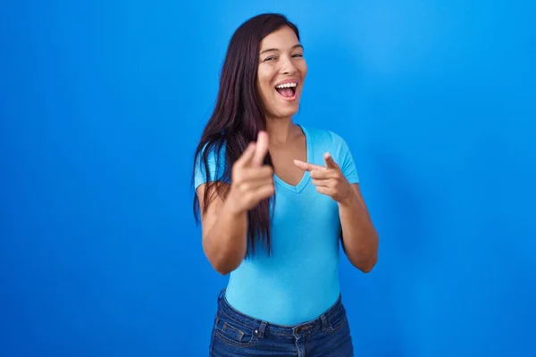 Mujer Hispana Joven Pie Sobre Fondo Azul Señalando Los Dedos — Foto de Stock