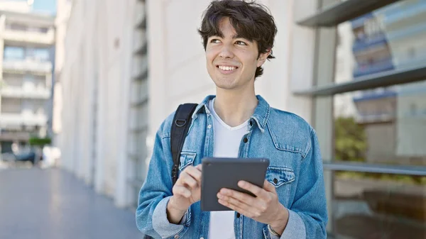 Νεαρός Ισπανός Φοιτητής Χαμογελά Σίγουρος Χρησιμοποιώντας Touchpad Στο Πανεπιστήμιο — Φωτογραφία Αρχείου