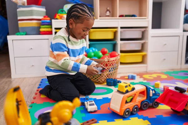 Anaokulunda Yerde Oturan Afrikalı Amerikalı Çocuk Araba Oyuncağıyla Oynuyor — Stok fotoğraf