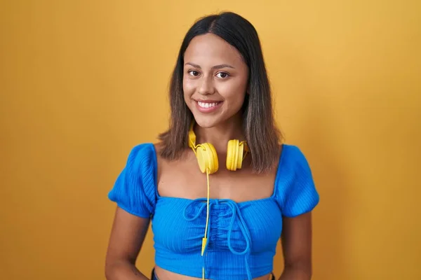 Die Hispanische Junge Frau Die Vor Gelbem Hintergrund Steht Die — Stockfoto