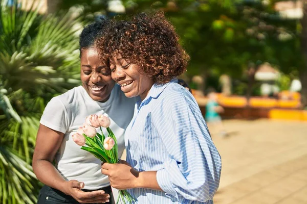 Αφρο Αμερικανίδες Μητέρα Και Κόρη Έκπληξη Μπουκέτο Λουλούδια Στο Πάρκο — Φωτογραφία Αρχείου