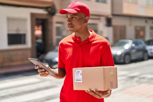 Young Latin Man Delivery Worker Holding Package Using Touchpad Street — Zdjęcie stockowe