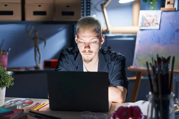 Junge Kaukasische Mann Mit Laptop Der Nacht Kunststudio Entspannt Mit — Stockfoto