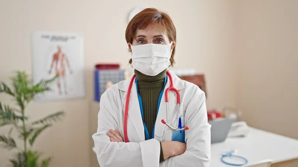 Klinikte Tıbbi Maske Takan Olgun Spanyol Kadın Doktor — Stok fotoğraf