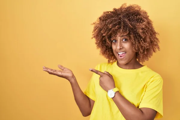 Young Hispanic Woman Curly Hair Standing Yellow Background Amazed Smiling — Stock fotografie