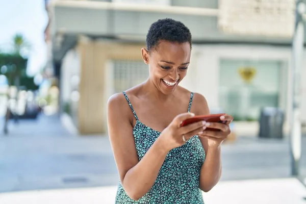 Африканська Американка Усміхається Дивлячись Відео Смартфоні Вулиці — стокове фото