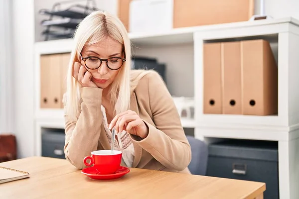 Young Blonde Woman Business Worker Tired Drinking Coffee Office — ストック写真