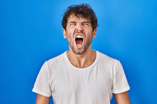 Spanyol Fiatalember Áll Kék Háttér Dühös Őrült Sikoltozó Frusztrált Dühös — Stock Fotó