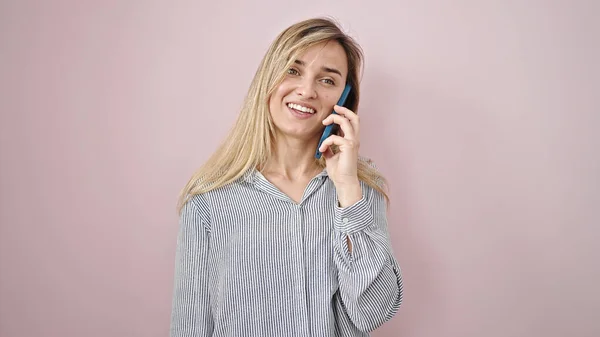 Молодая Блондинка Улыбается Уверенно Разговаривая Смартфоне Изолированном Розовом Фоне — стоковое фото