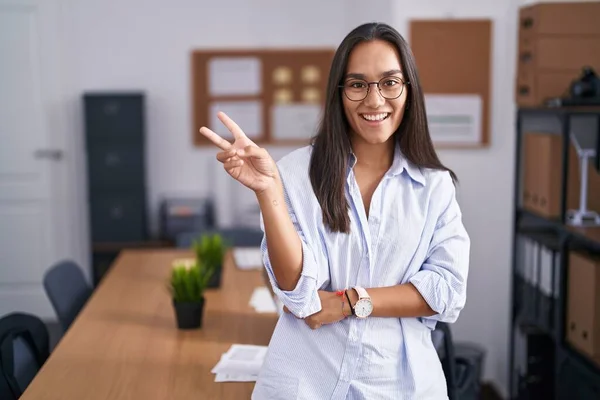 Joven Mujer Hispana Oficina Sonriendo Con Cara Feliz Guiñando Ojo — Foto de Stock