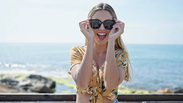 Joven Mujer Rubia Sonriendo Confiada Usando Gafas Sol Playa —  Fotos de Stock