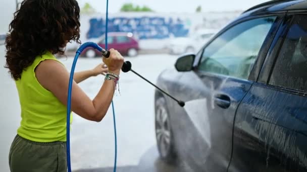 Middle Age Hispanic Woman Washing Car Pressure Washer Car Wash — Stock Video