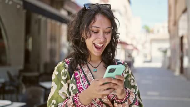 Jonge Mooie Spaanse Vrouw Glimlachend Vol Vertrouwen Met Behulp Van — Stockvideo
