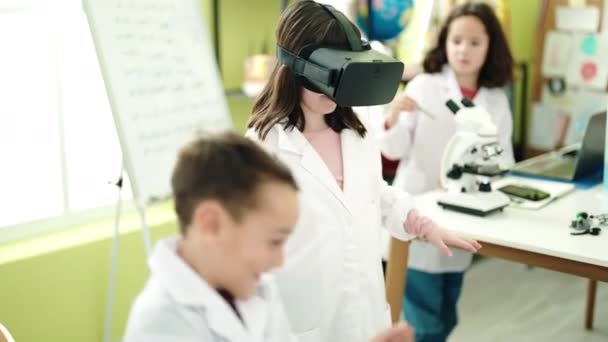 Gyerekek Csoportja Virtuális Valóság Szemüveget Használ Laboratóriumi Osztályteremben — Stock videók