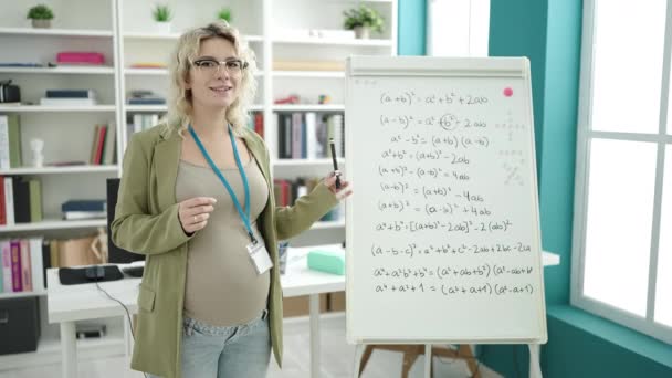 Ung Gravid Kvinna Som Undervisar Matematik Magnetisk Tavla Röra Magen — Stockvideo