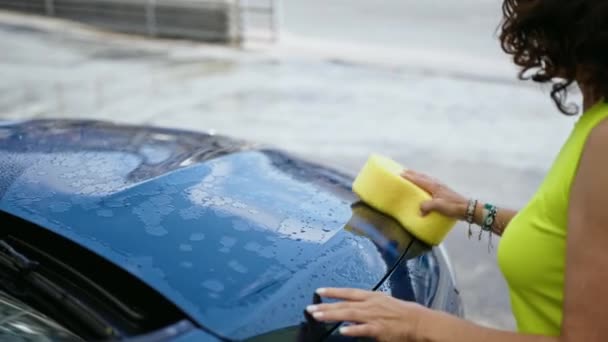 Orta Yaşlı Spanyol Kadın Araba Yıkama Istasyonunda Süngerle Araba Temizliyor — Stok video