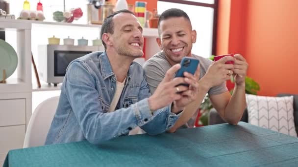 Dos Hombres Toman Café Pareja Usando Smartphone Comedor — Vídeos de Stock