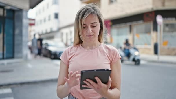 Joven Mujer Rubia Sonriendo Confiada Usando Touchpad Calle — Vídeo de stock