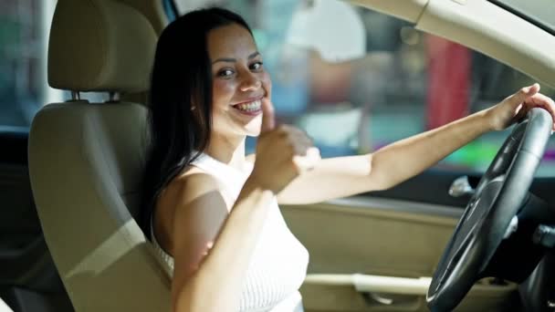 Νεαρή Όμορφη Ισπανόφωνη Γυναίκα Οδήγηση Αυτοκινήτου Κάνει Εντάξει Χειρονομία Τον — Αρχείο Βίντεο