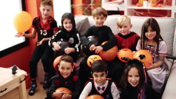 Grupa Dzieci Kostiumie Halloween Trzymając Balony Domu — Wideo stockowe