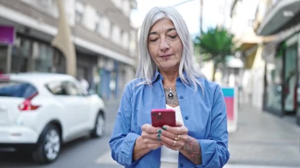 Mulher Cabelos Grisalhos Meia Idade Usando Smartphone Sorrindo Rua — Vídeo de Stock