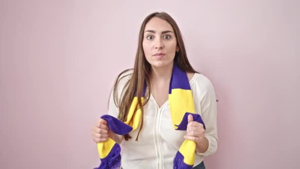 Młoda Piękna Latynoska Kobieta Wspiera Drużynę Piłkarską Świętującą Odizolowanym Różowym — Wideo stockowe