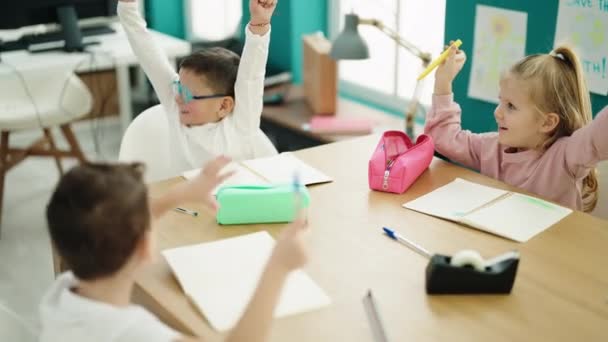 Schülergruppe Sitzt Mit Siegerausdruck Tisch Klassenzimmer — Stockvideo