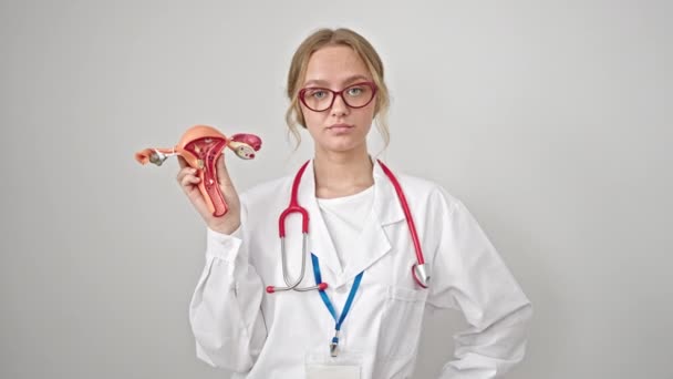 Ung Blond Kvinna Läkare Som Innehar Anatomisk Modell Livmodern Över — Stockvideo