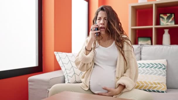Mladá Těhotná Žena Mluví Smartphone Ustaraným Výrazem Pro Praskání Vody — Stock video