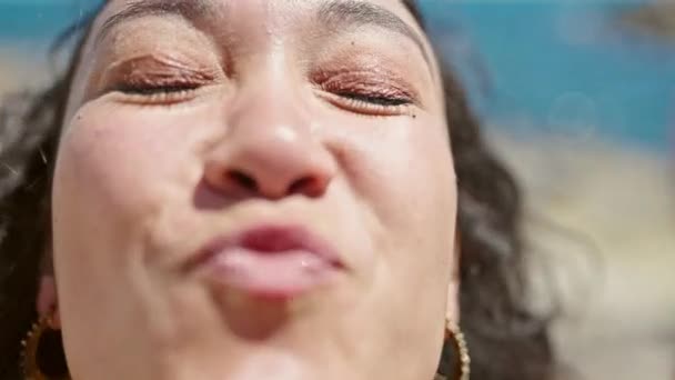 Fiatal Gyönyörű Spanyol Turista Mosolygós Magabiztos Miután Videohívás Csók Strandon — Stock videók