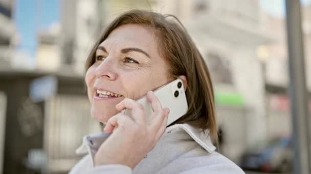 Mulher Hispânica Meia Idade Falando Telefone Rua — Vídeo de Stock