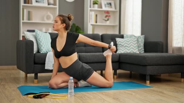 Jonge Mooie Latino Vrouw Training Yoga Ontspannen Thuis — Stockvideo