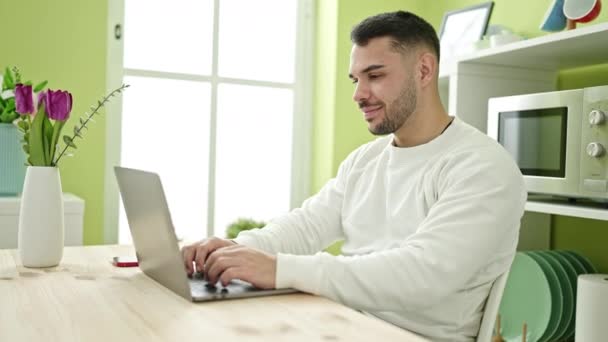 Joven Hispano Usando Laptop Sentado Mesa Comedor — Vídeos de Stock