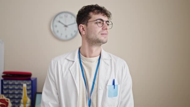 Młody Latynoski Lekarz Noszący Stetoskop Klinice — Wideo stockowe
