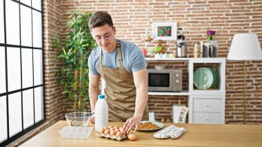 Genç İspanyol adam yemek odasında yemek pişirme dersi kaydediyormuş.
