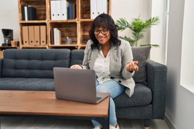Young beautiful latin woman psychologist having online session at psychology clinic