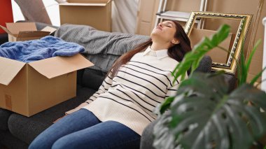 Genç, güzel İspanyol kadın yeni evindeki kanepede oturmaktan yoruldu.