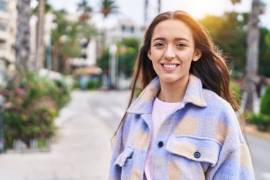 Sokakta kendine güvenen güzel İspanyol bir kadın.