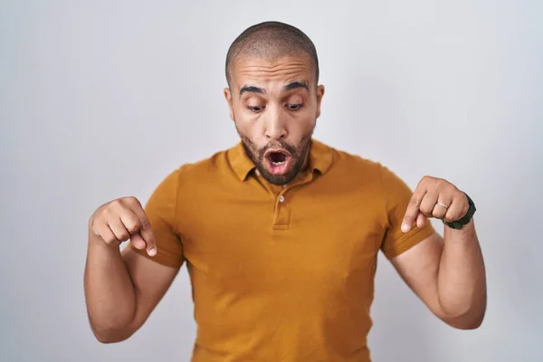 Hispanic Man Beard Standing White Background Pointing Fingers Showing Advertisement — Stockfoto