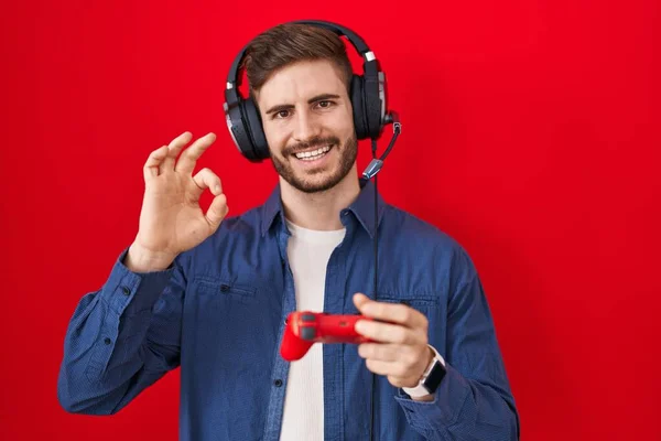 Sakallı Video Oyunu Oynayan Spanyol Adam Parmaklarıyla Işareti Yapıyor Gülümseyerek — Stok fotoğraf