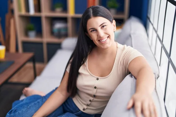 Jovem Bela Mulher Hispânica Sorrindo Confiante Sentado Sofá Casa — Fotografia de Stock