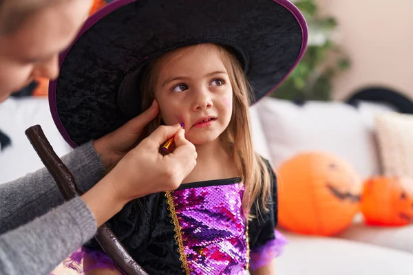 Adorável Menina Hispânica Vestindo Traje Bruxa Com Maquiagem Halloween Casa — Fotografia de Stock