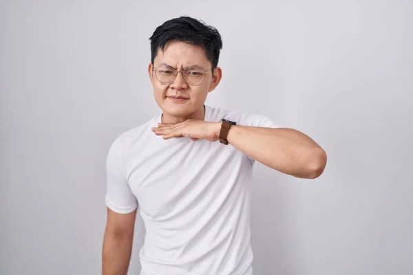 Mladý Asijský Muž Stojící Nad Bílým Pozadím Podřezávající Hrdlo Rukou — Stock fotografie