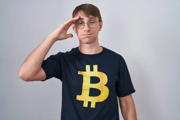 Blanke Blonde Man Draagt Bitcoin Shirt Bezorgd Gestrest Een Probleem — Stockfoto