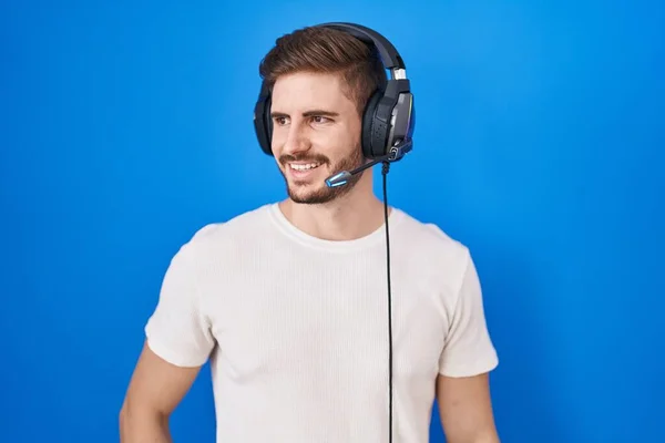 Hombre Hispano Con Barba Escuchando Música Con Auriculares Mirando Hacia — Foto de Stock
