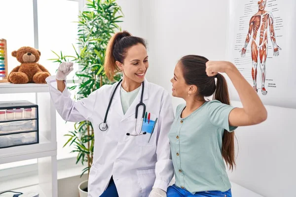 Kvinna Och Flicka Läkare Och Patient Gör Makt Gest Kliniken — Stockfoto